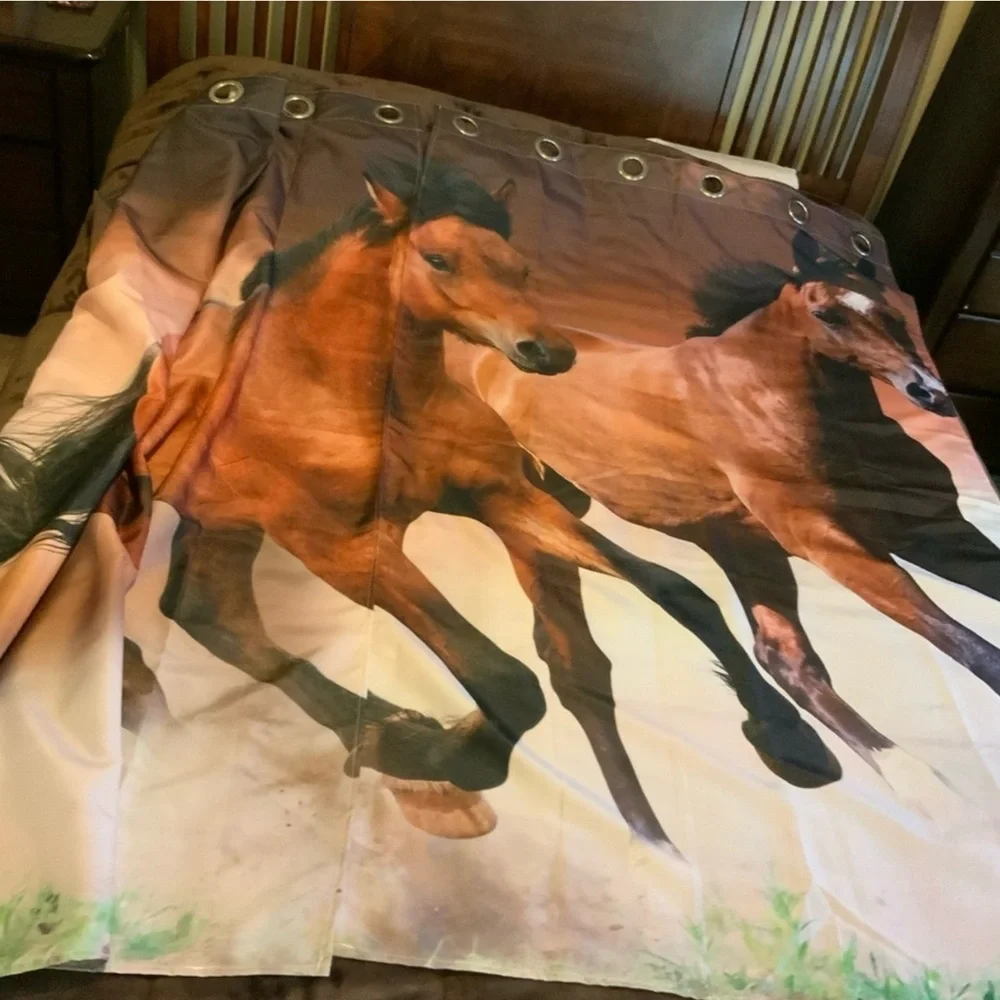 Like New Horse-Print Queen 3 Pc Bedding Duvet Set & 2 Curtains